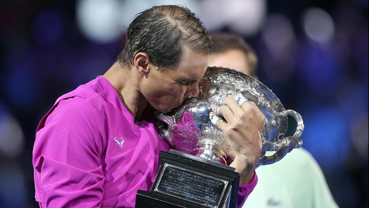 Nadal besa su 21 trofeo de Grand Slam en Australia