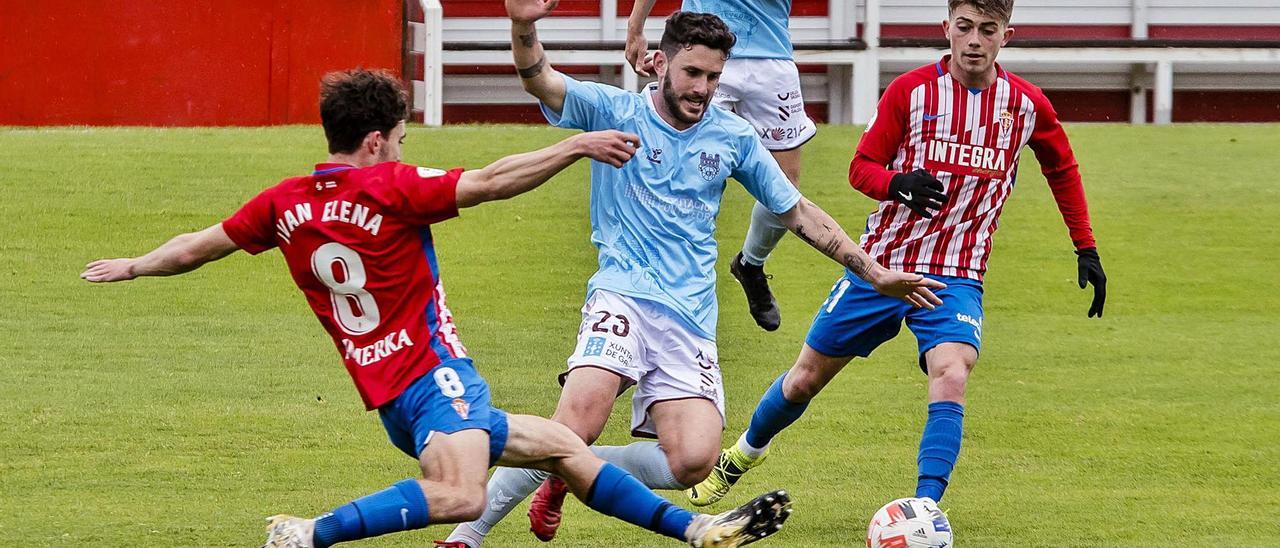 Damiá Sabater intenta superar la presión de dos rivales del Sporting B en el partido de ayer. | // ÁREA 11