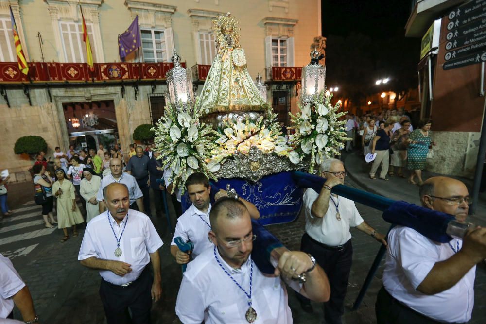 El traslado de la virgen de Monserrate desde su monasterio hasta la Catedral de la ciudad reunió a numerosos fieles