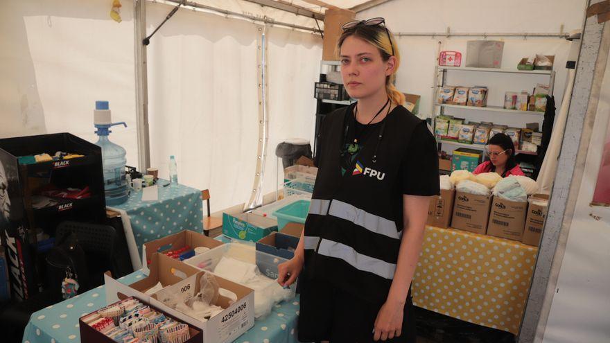 La ucraniana Eugenia Glushchenko trabaja de voluntaria ayudando a sus compatriotas en la estación de autobuses del Oeste en Varsovia.