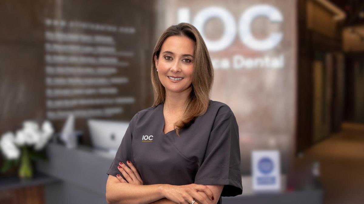 Dra. Elena Ojeda, odontóloga especialista en estética dental y periodoncia avanzada y la otra mitad del alma de IOC Clínica Dental