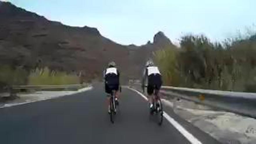 El adelanto temerario de dos ciclistas en Gran Canaria