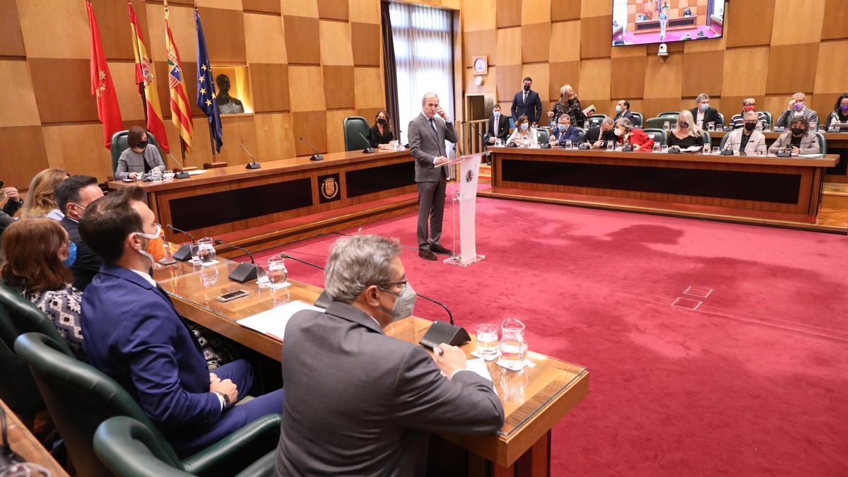 El alcalde de Zaragoza, Jorge Azcón, durante el debate sobre el estado de la ciudad.