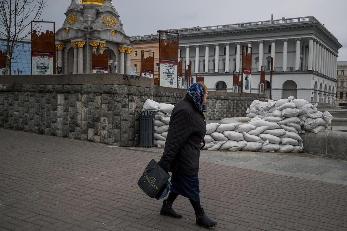 Una mujer pasa junto a las barricadas que se levantan en Kiev.