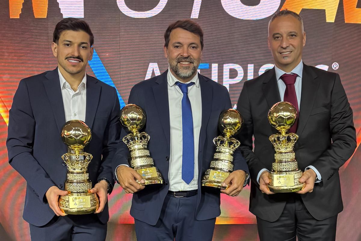 Luan Müller, José Tirado y Antonio Vadillo posan con los trofeos.