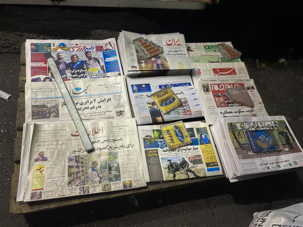 Periódicos en un quiosco de Teherán. Desde el inicio de las protestas se han ido cerrado los medios más críticos con el régimen quedando únicamente los afines.