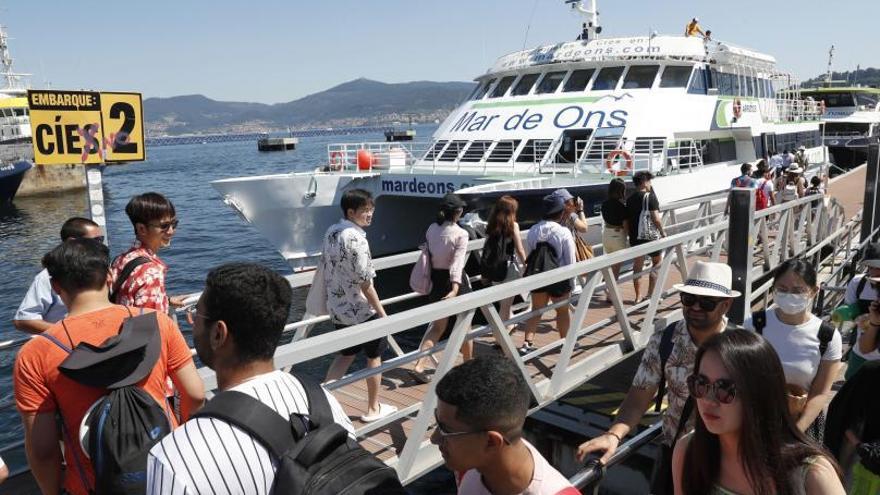 Visitantes de Cíes embarcan para poner rumbo a la playa de Rodas.