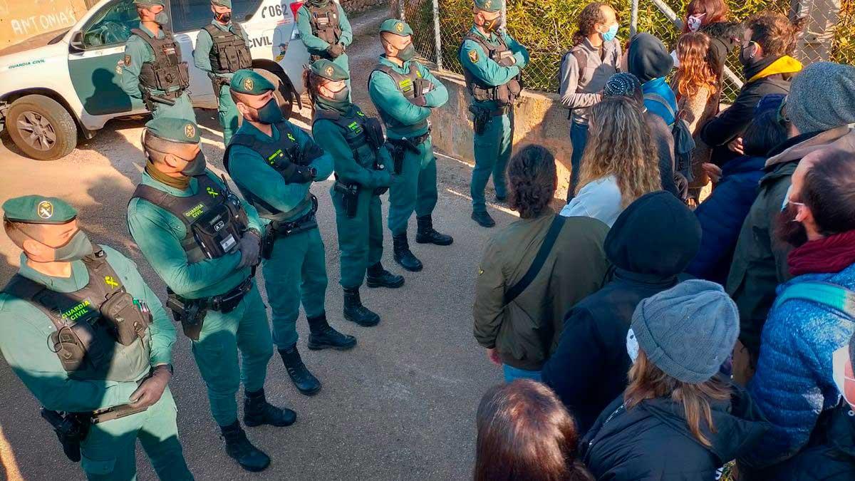 Guardias civiles y manifestantes, cara a cara hoy junto a la vivienda de Charo en Pollença.