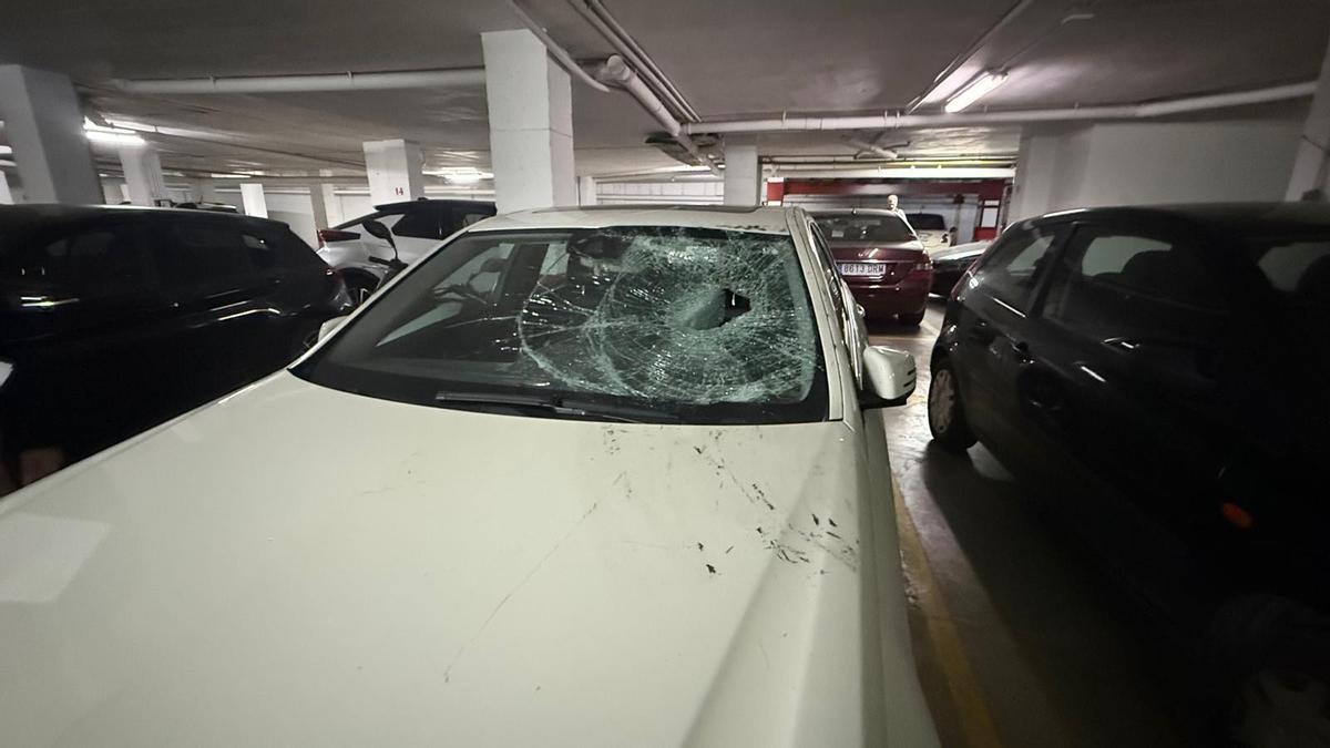 Más de 20 coches amanecen con las lunas rotas con un extintor en Murcia