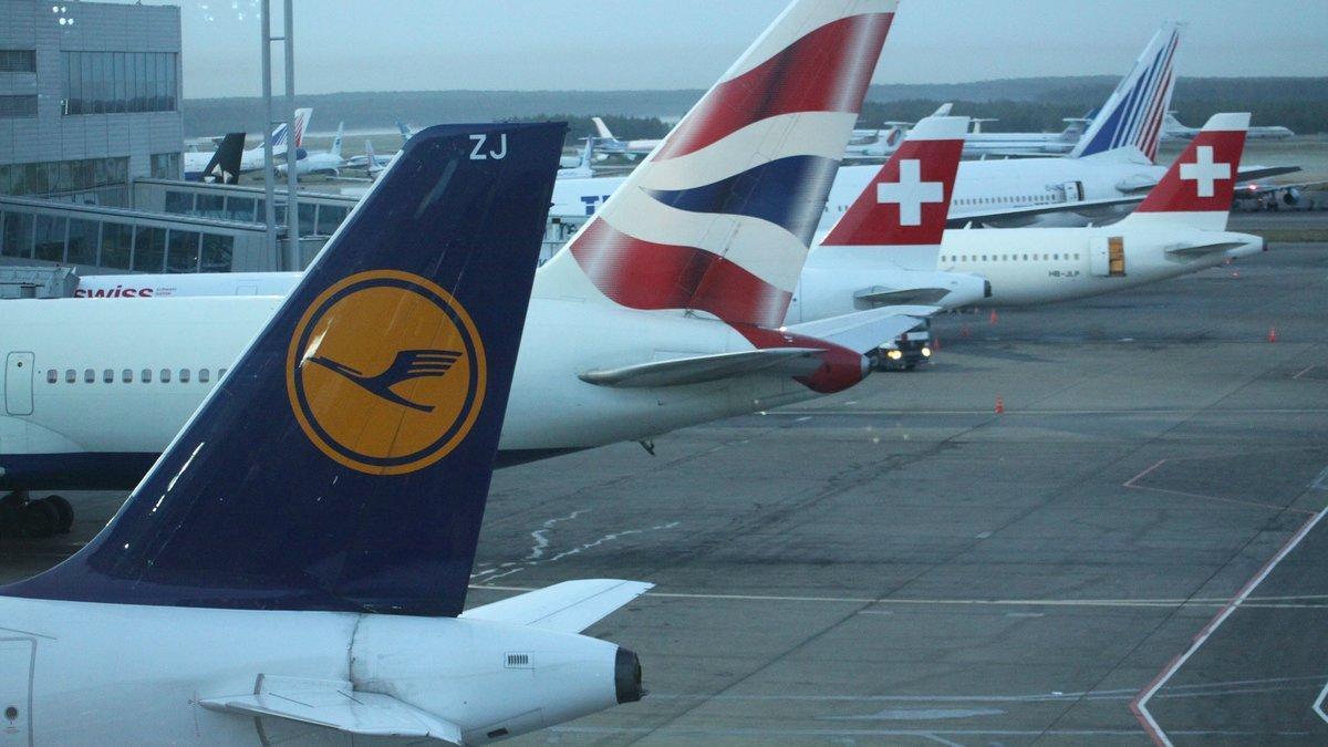 Un avión de Lufthansa (en primer término) y, a su lado, uno de British Airways.