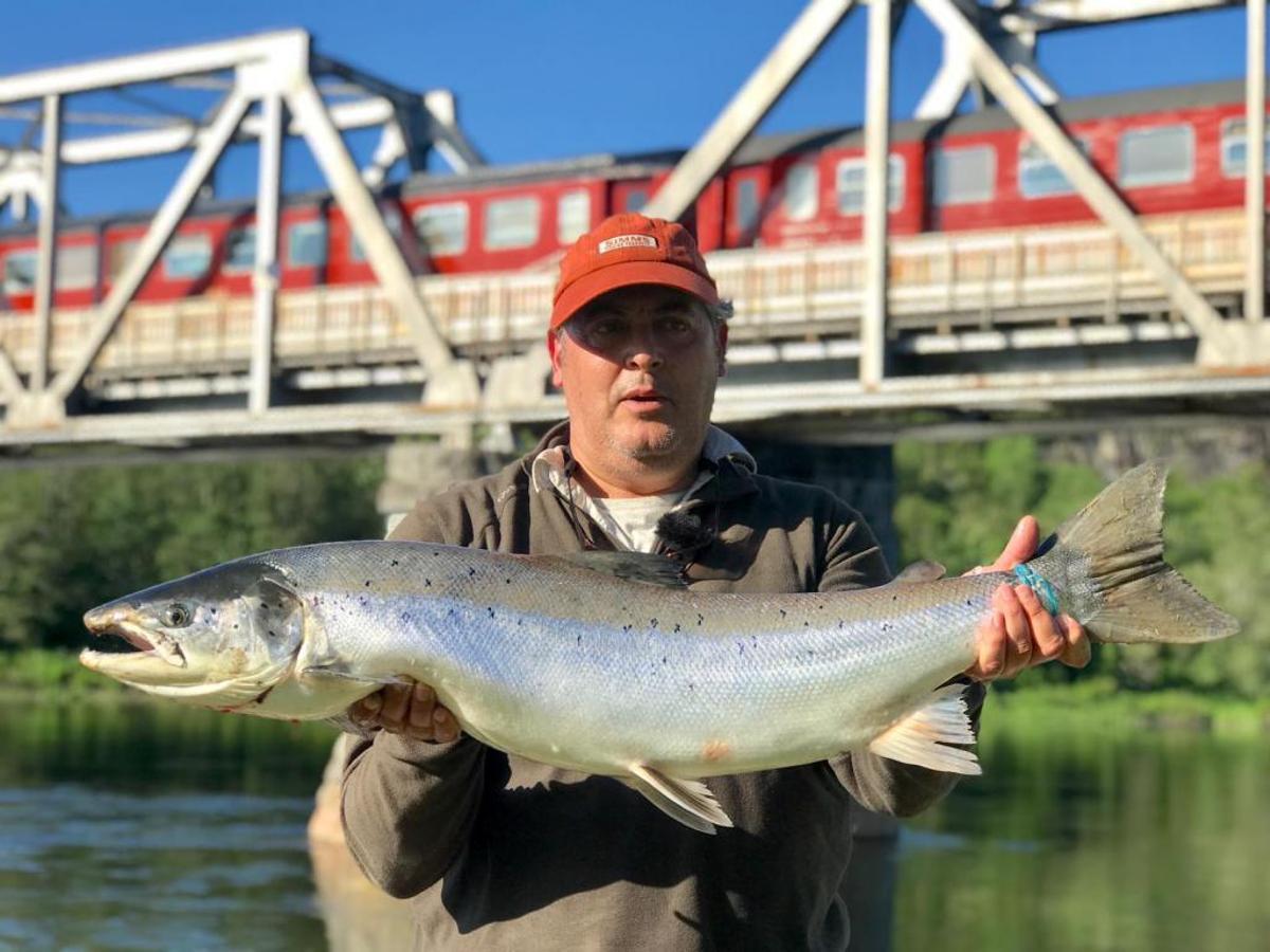 Miguel Piñeiro con un salmón pescado en Noruega.