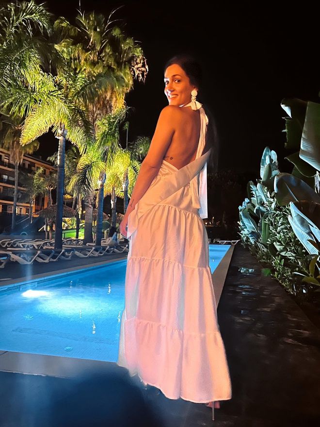 Vestida con traje de noche en Pineda del Mar.