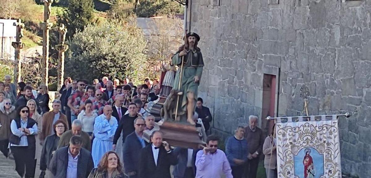 Arriba: Fieles de Bueu con la imagen de San Roque. Izqda.: La virgen del Carmen en Moaña. | G.N.