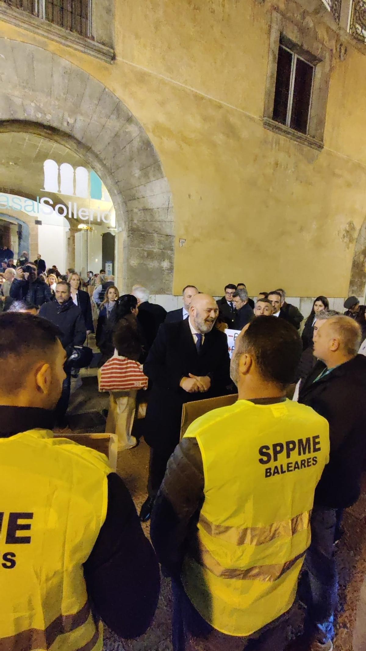 Protestas de miembros de la Policía Local ante el alcalde de Palma