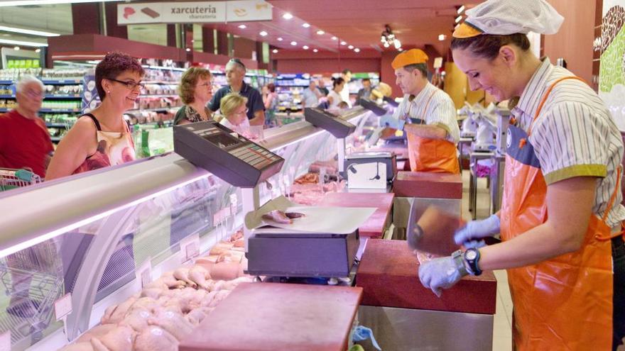 Los clientes, comprando aún carne en el mostrador.