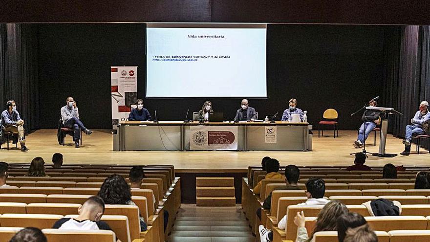 Bienvenida a los nuevos alumnos de Magisterio en el salón de actos. | N. R.