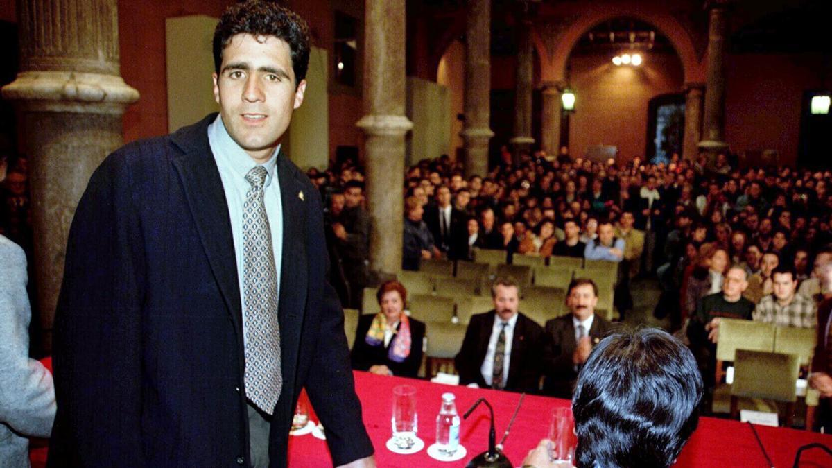 Miguel Induráin, en 2001 en el Palacio de Sástago en una de sus visitas a Zaragoza.