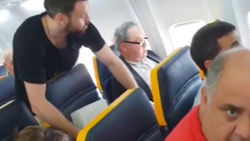 Un pasajero de Ryanair se niega a sentarse al lado de una mujer negra