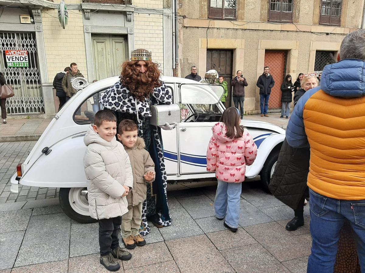 Los Reyes Magos llegan a la Pola para adorar al Niño Jesús y recibir a los pequeños