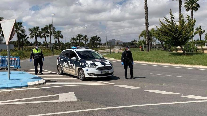 Control policial en Los Alcázares.