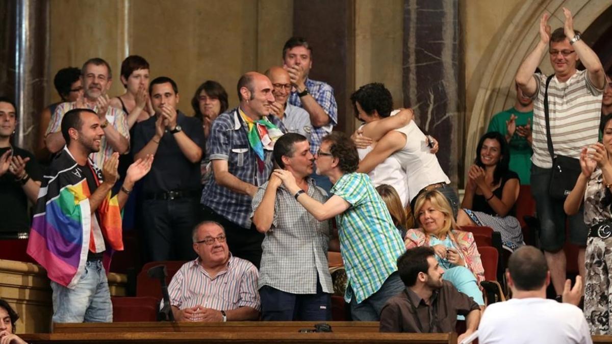 Júbilo del colectivo LGTBI tras la aprobación del Parlament de la ley contra la homofobia.