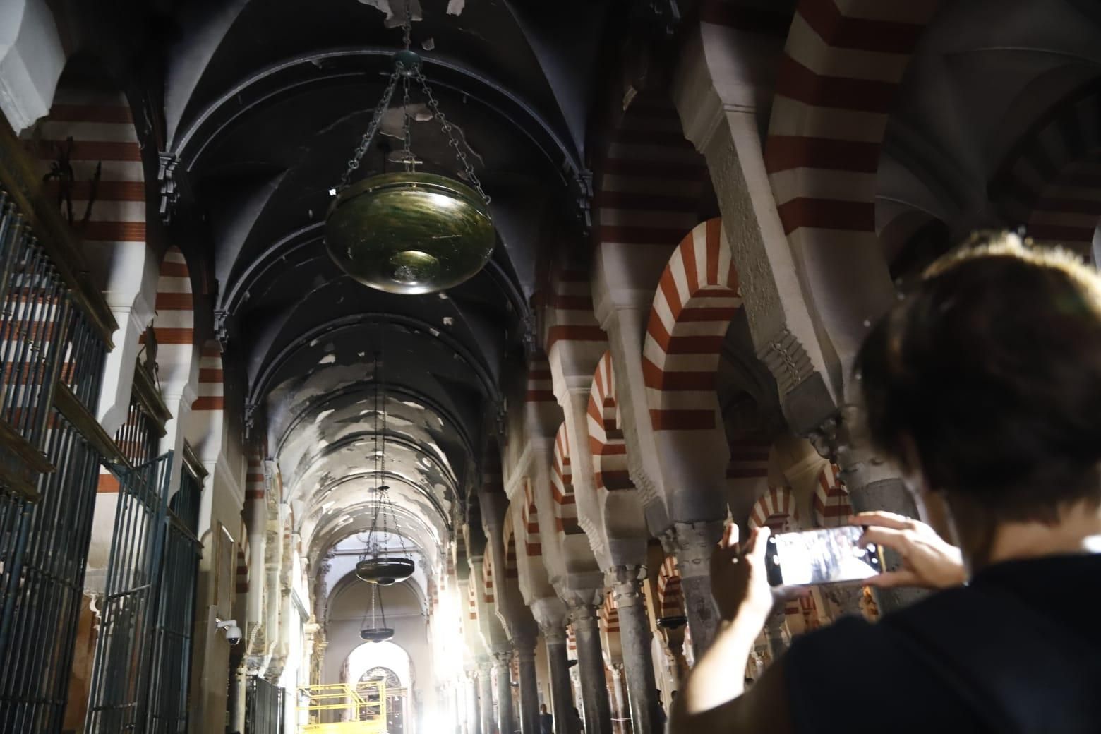 Tras el incendio: las imágenes de la zona afectada por el fuego en la Mezquita-Catedral