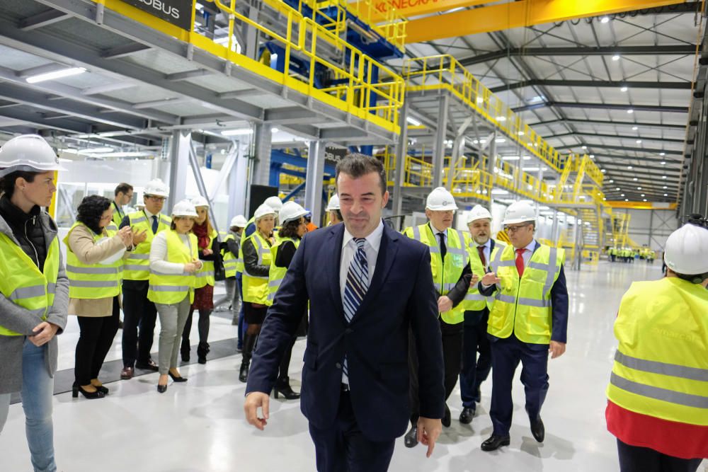 Ximo Puig inaugura la nueva fábrica de aluminio de Vialco en Villena