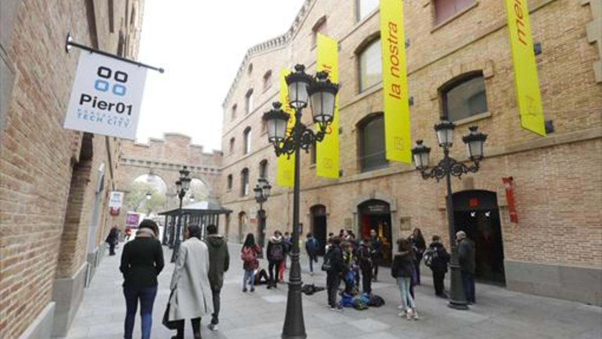Buque insignia 8Exterior del edificio Pier 01, que acoge a numerosas 'start-ups' de nuevas tecnologías, en el Palau de Mar de Barcelona.
