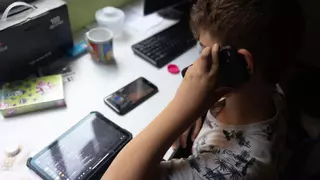 Dos de cada diez menores de 11 años reciben contenido sexual en su móvil