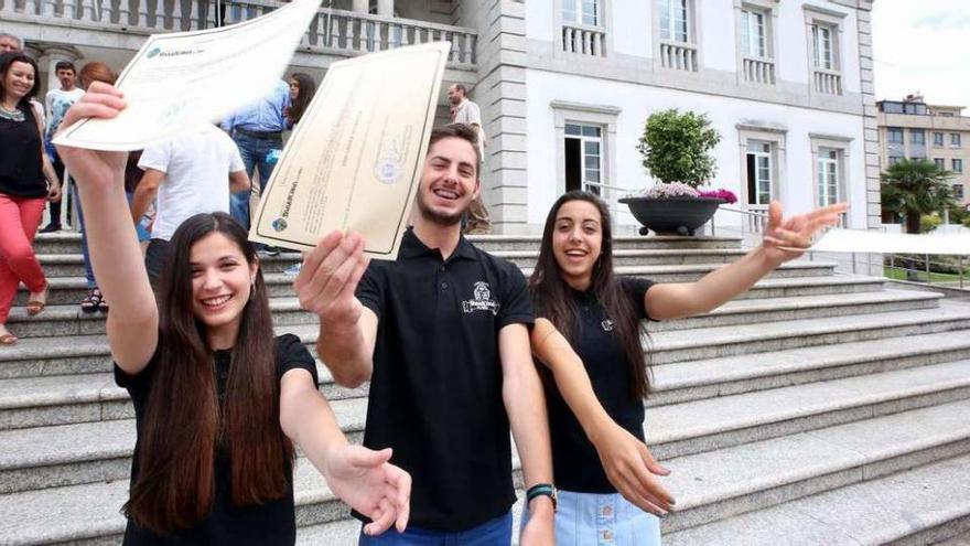 Nara González, Lois Gómez y Sara Gándara, ayer, a la salida del ayuntamiento en Salvaterra. // A. Hernández