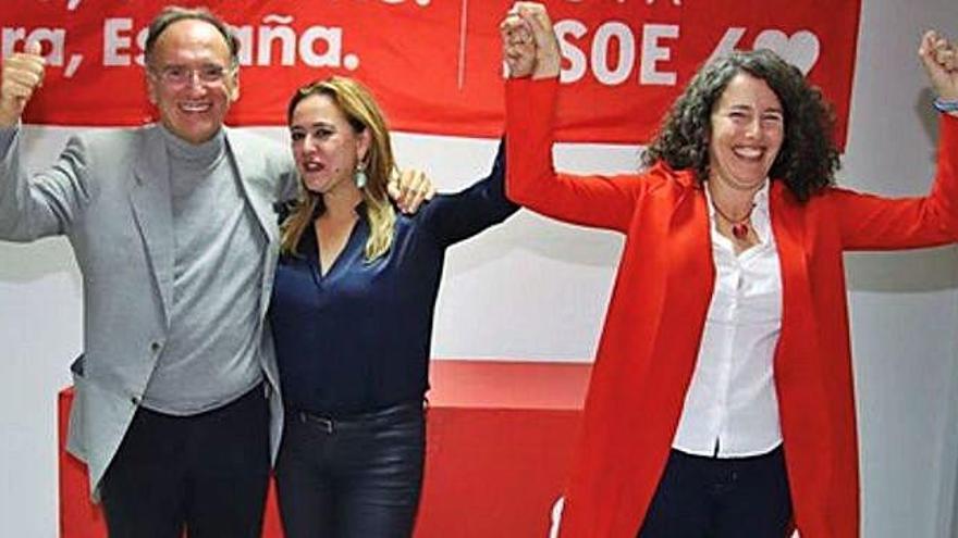 Manuel Fajardo junto a la presidenta del Cabildo, Dolores Corujo, y la diputada electa por la provincia de Las Palmas, Ariagona González, celebran la victoria.