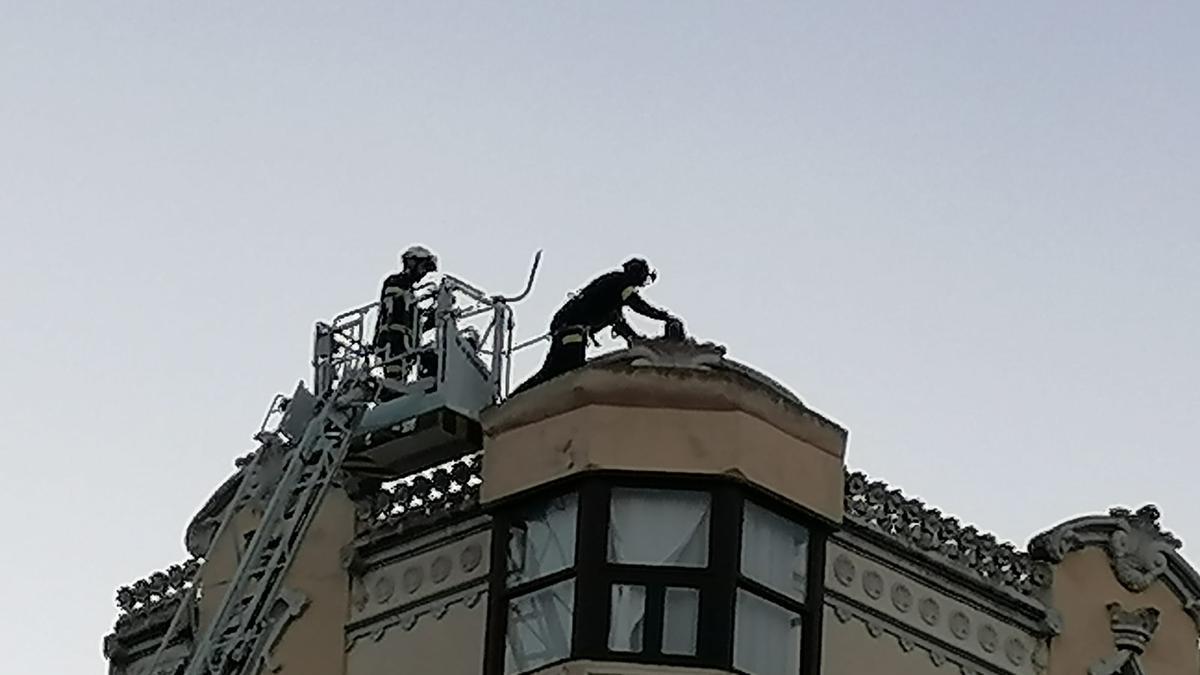 Los bomberos comprueban el estado de la cornisa.