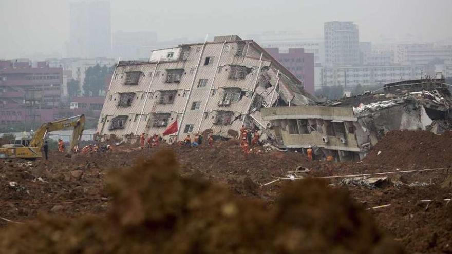 Edificios destruidos por el deslizamiento de tierras del domingo.