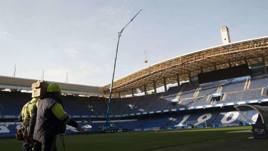 Operarios en el estadio de Riazor, durante las obras de reparación de las cubiertas.