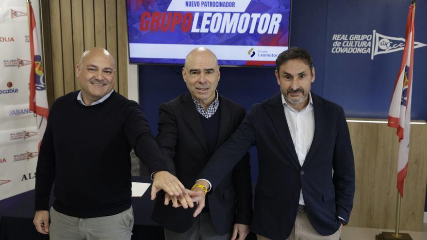 Por la izquierda, Raúl Orejas, Joaquín Miranda y Javier Iván Rodríguez Calleja, en la sala Polivalente de la sede grupista de Las Mestas. | JUAN PLAZA