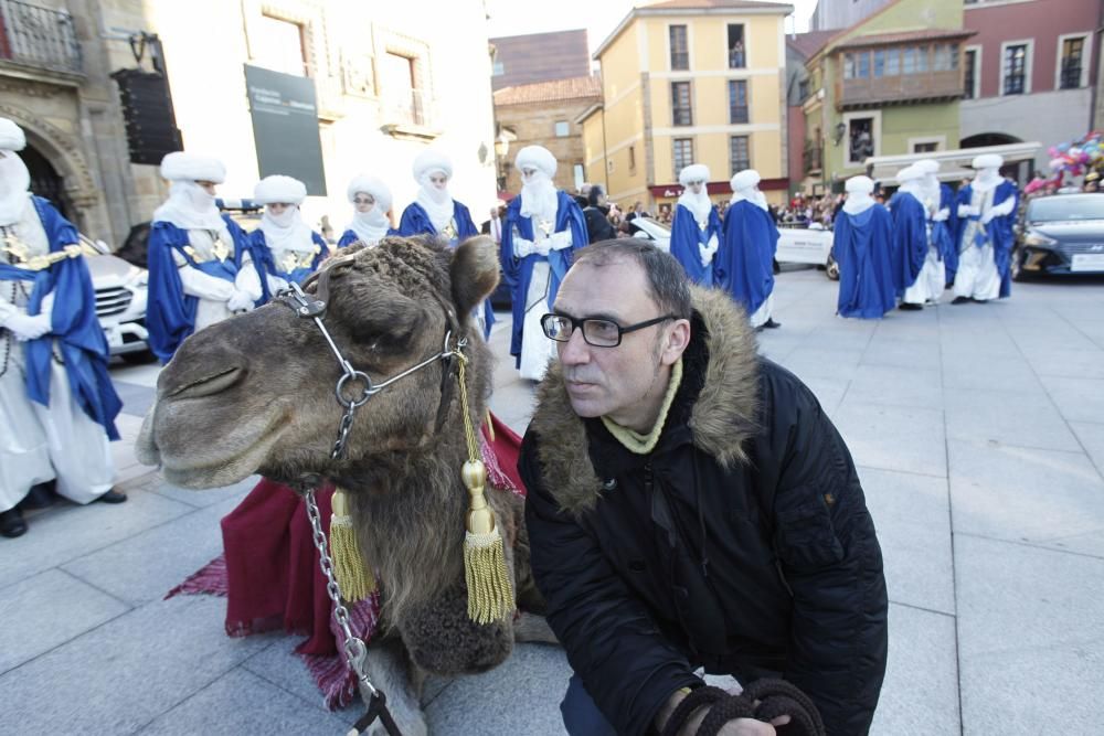 Una multitud recibe a los Reyes Magos en Gijón.