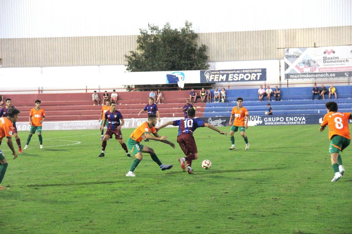 Míchel Herrero, con el dorsal número diez a la espalda, durante el partido ante el Mestalla.