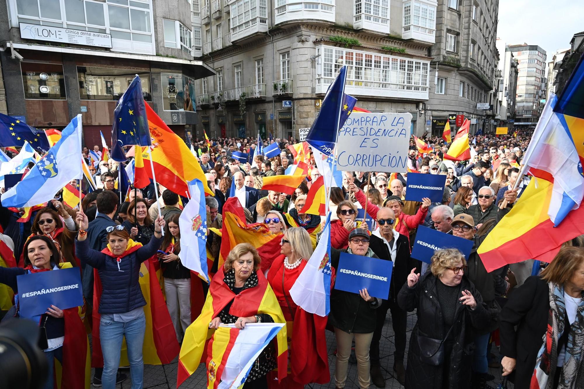 Contrarios a la amnistía se unen en una manifestación en Pontevedra