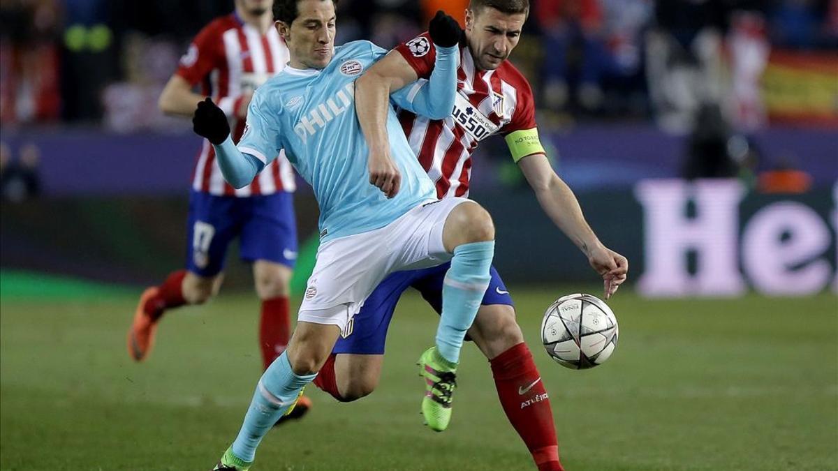 Gabi y el mexicano Guardado disputan un balón durante el partido entre el Atlético y el PSV