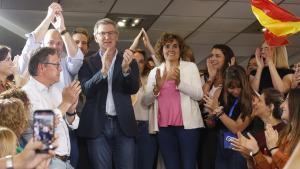 Alberto Núñez Feijóo y Dolors Montserrat celebran la victoria del PP en las elecciones europeas.