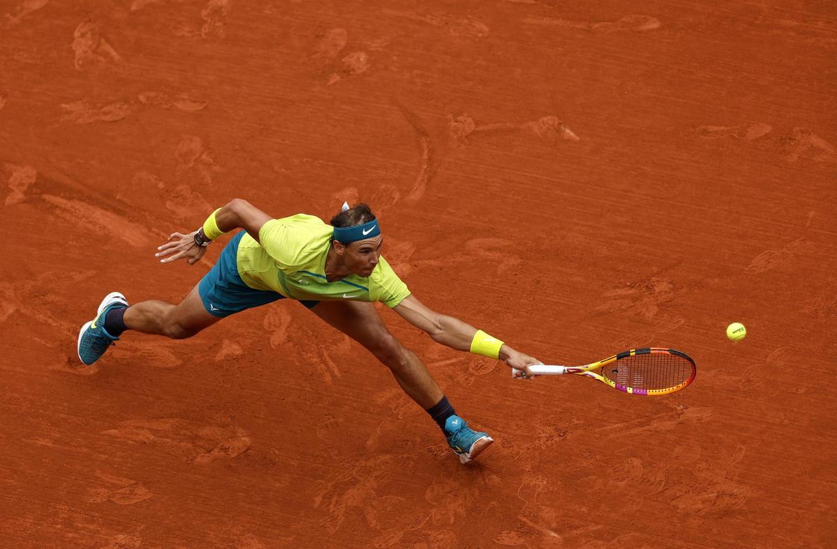 Paris (France), 05/06/2022.- Rafael Nadal of Spain plays Casper Ruud of Norway in their Menís Singles final match during the French Open tennis tournament at Roland ?Garros in Paris, France, 05 June 2022. (Tenis, Abierto, Francia, Noruega, España) EFE/EPA/YOAN VALAT