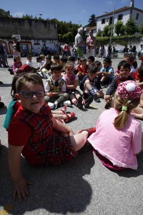 Los alumnos de La Vallina bailan zumba solidaria y en La Canal juegan a ser olímpicos