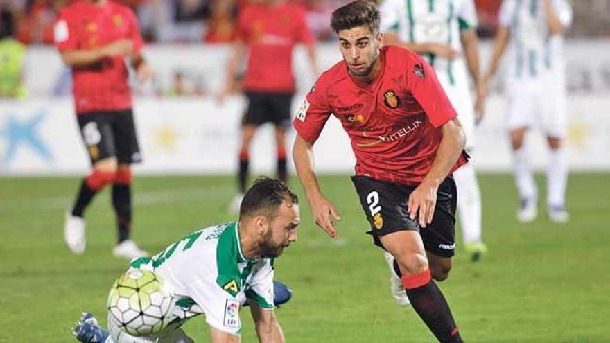 Company se escapa de Víctor Pérez, en el partido de ayer.