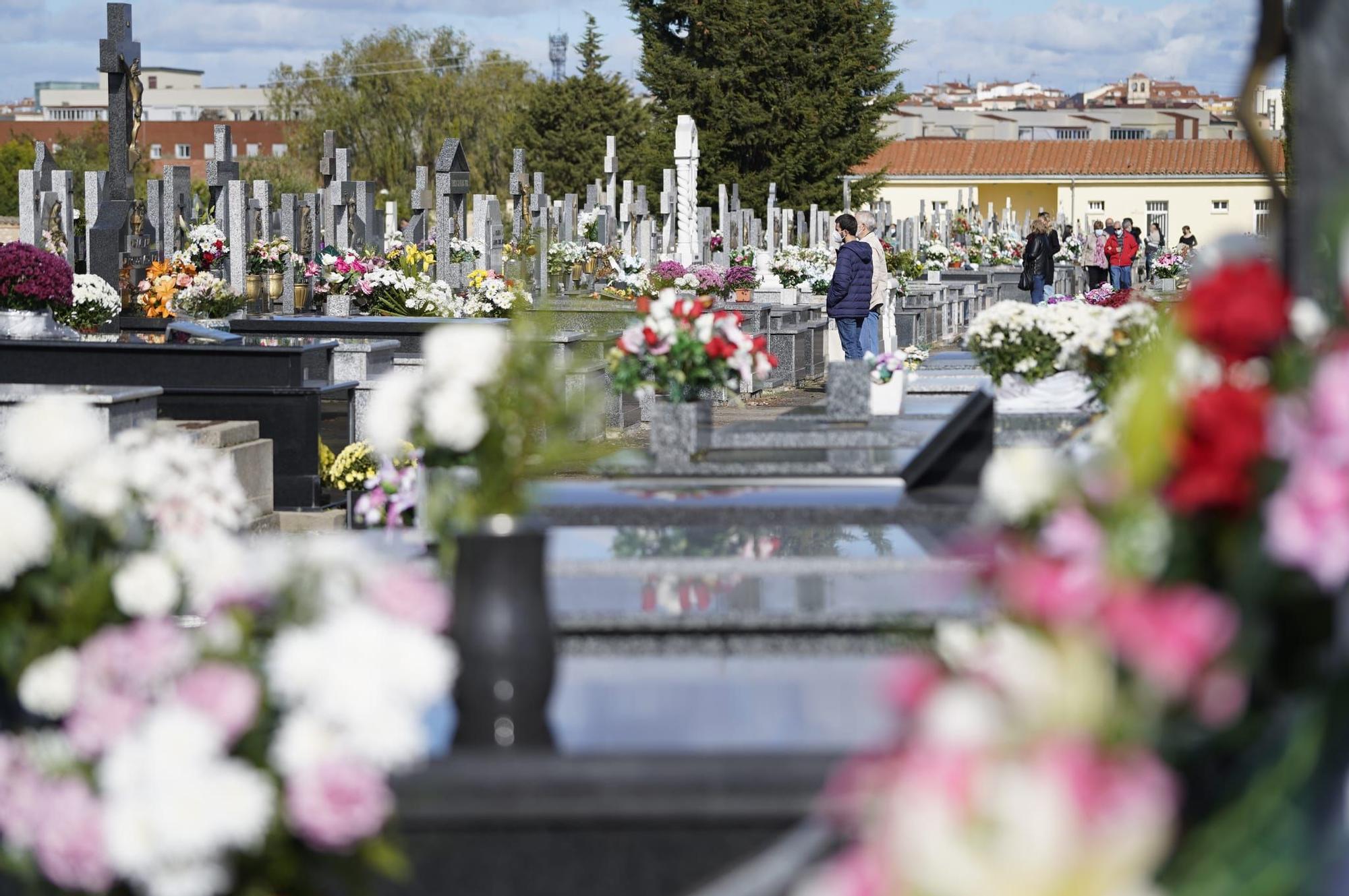 GALERÍA | Las imágenes del Día de Todos los Santos en el cementerio San Atilano de Zamora