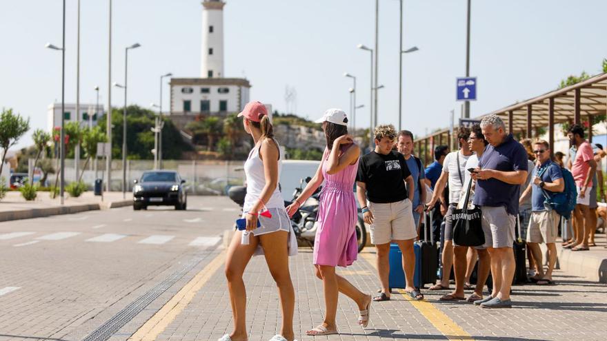 Turistas llegados a Eivissa el pasado verano. | TONI ESCOBAR
