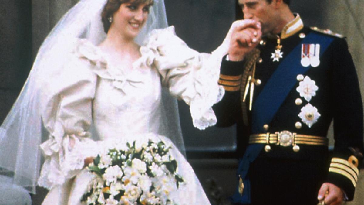 Subastan un trozo de tarta de la boda del príncipe Carlos y Lady Di ¡de hace 40 años!