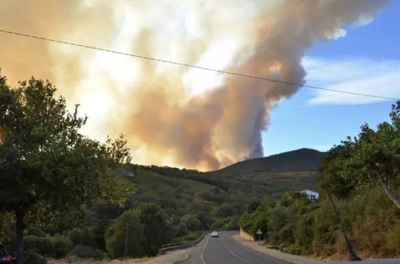 Imagen de archivo de un incendio en una zona del Valle del Jerte.