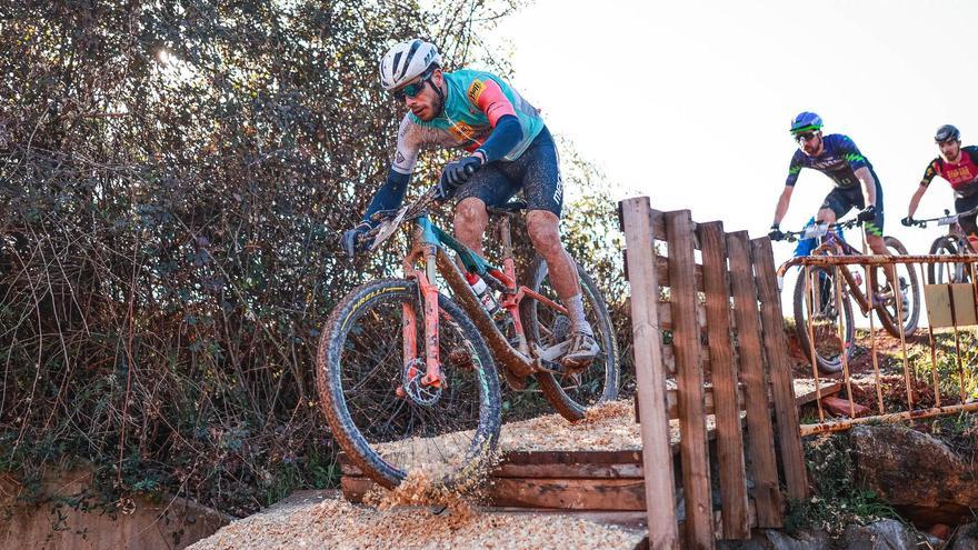 Tres competidores en la Mediterranean Epic 2024.