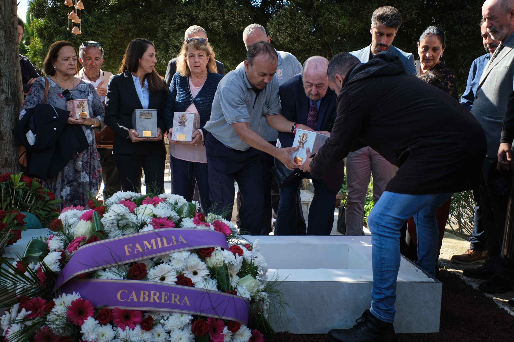Entierro de los restos recuperados del físico Blas Cabrera Felipe en el cementerio de San Luis, La Laguna