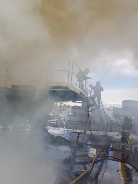 Arde un yate en el puerto pesquero de Alicante